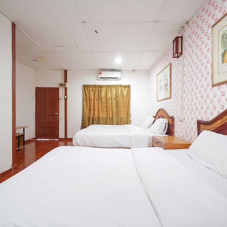 Oyo 89646 Panvill Resort Kampung Teluk Nipah Buitenkant foto
