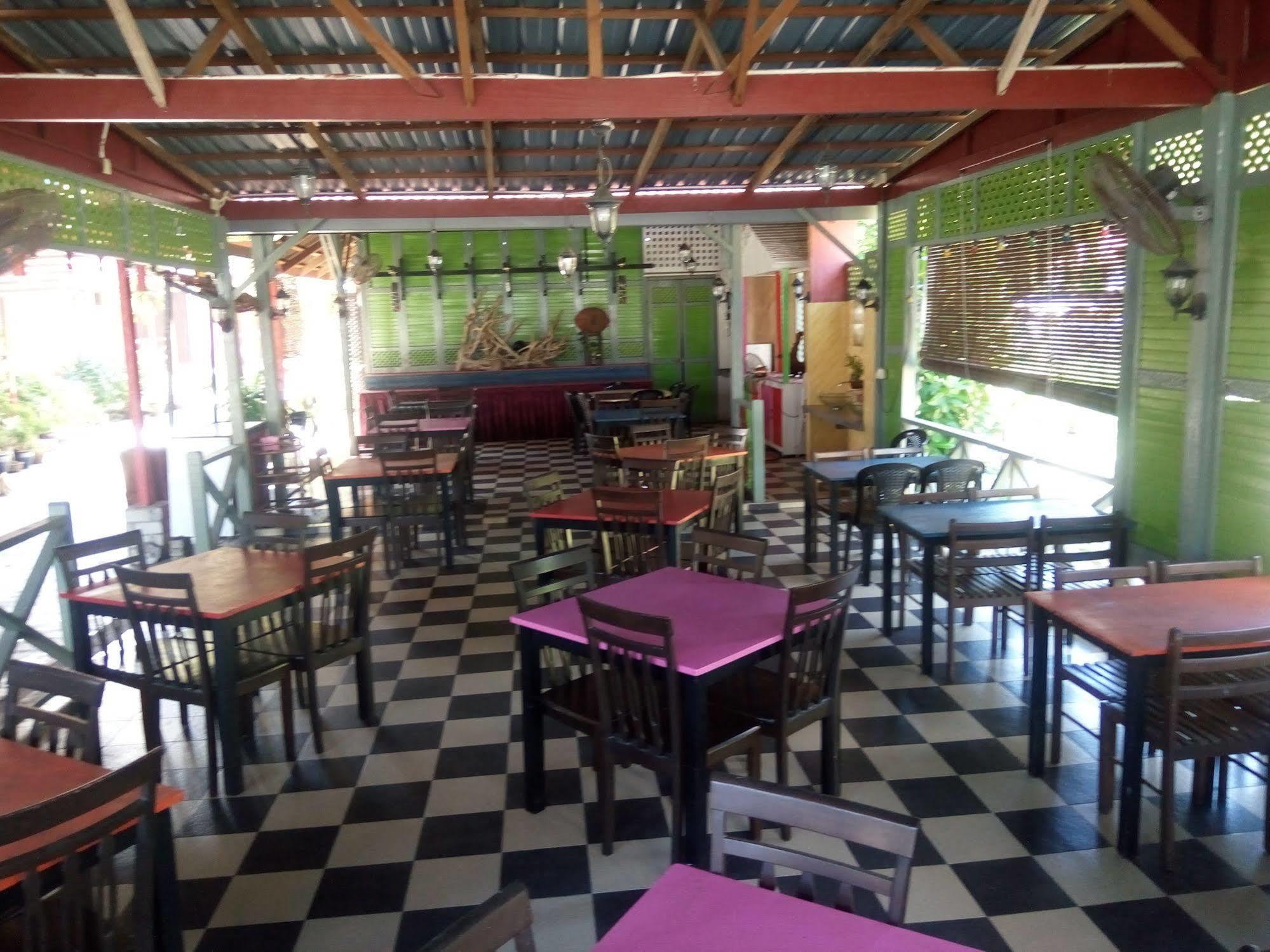 Oyo 89646 Panvill Resort Kampung Teluk Nipah Buitenkant foto